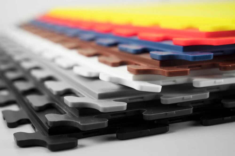 gestapelde pvc vloeren in verschillende kleuren.